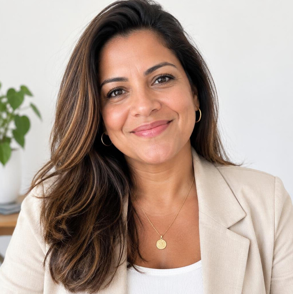 Brazilian woman mentor smiling warmly in a bright room